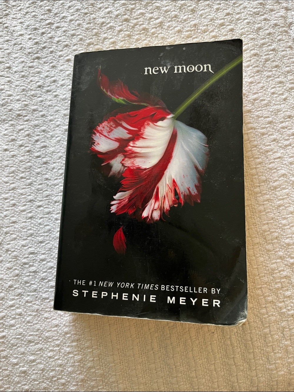 New Moon by Stephenie Meyer - Black & Red Paperback
